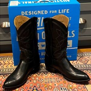 Alvies size 12D. Nearly new. Lamar, black with blue striped heels